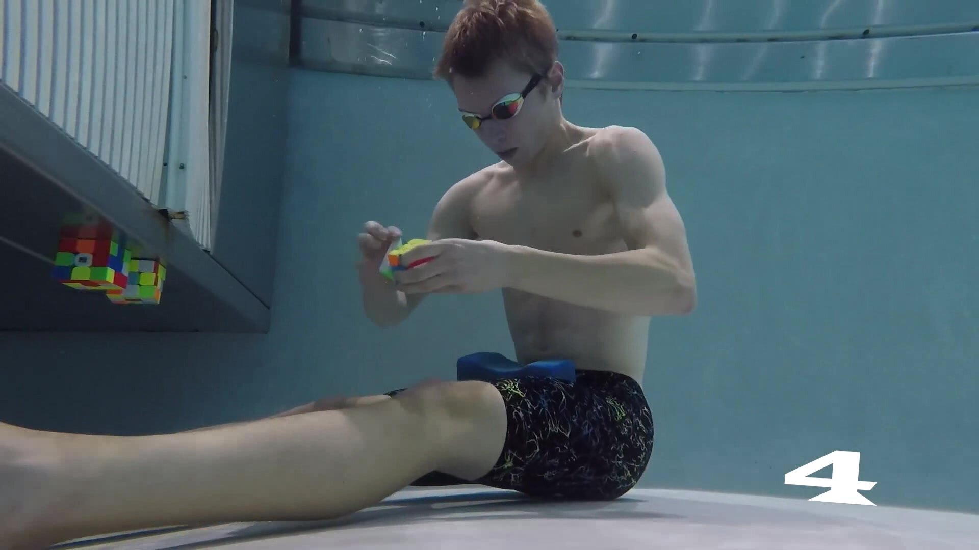 Solving five Rubik's cube while breatholding underwater