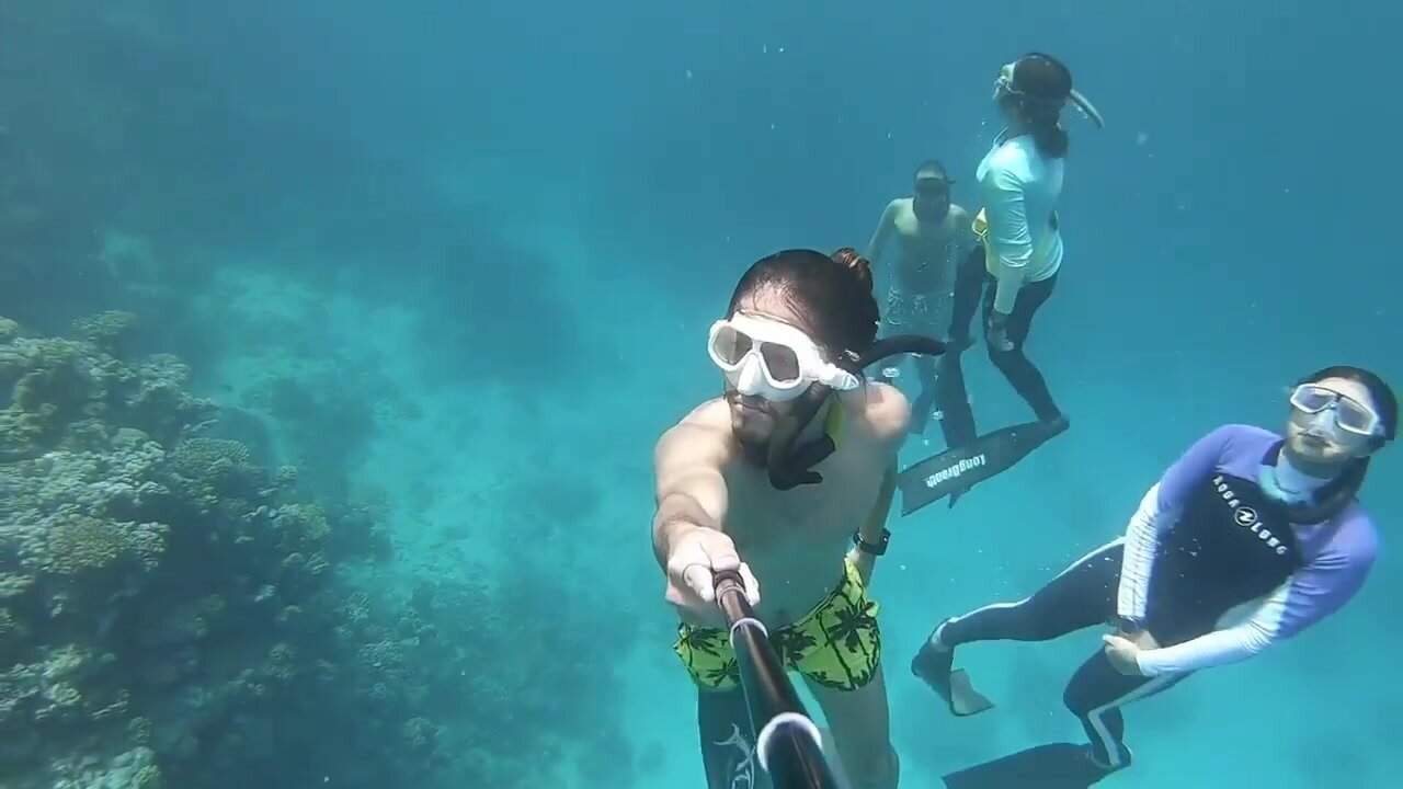 Arab freedivers breatholding underwater - video 2