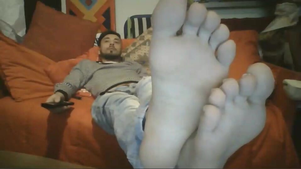 Italian guy shows his big and smelly feet in cam