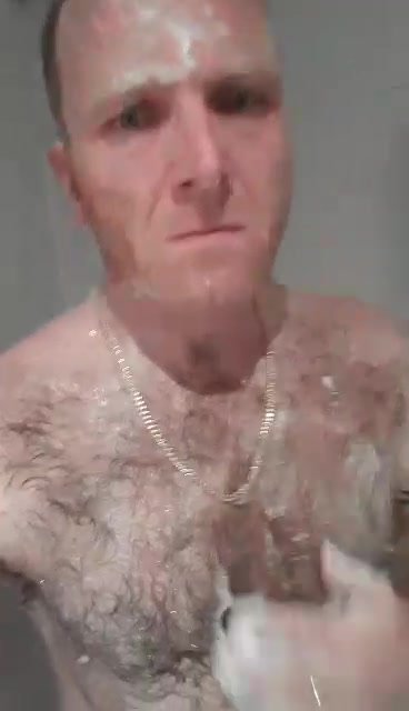 Straight British Married Uncut hairy daddy Leo showers