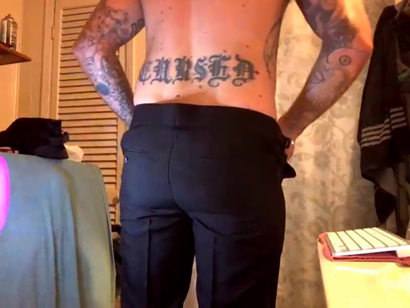 Guy butt in boxers and business pants 29-07-2021