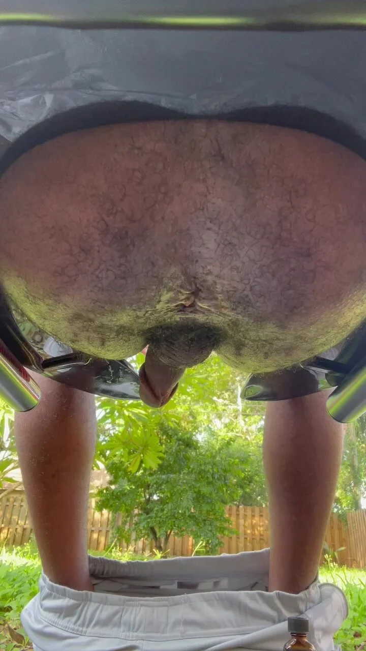 Elephant Shit Porn - Outdoor shit and piss on rim chair with wipe - ThisVid.com