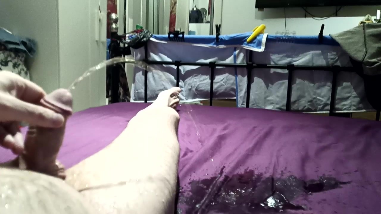 More fun with a full bladder on the bed