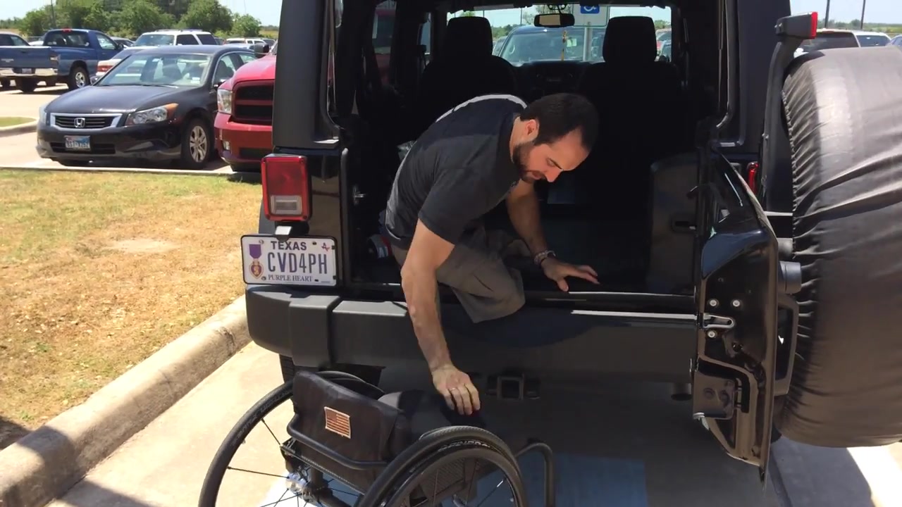 DAK Man get into the car
