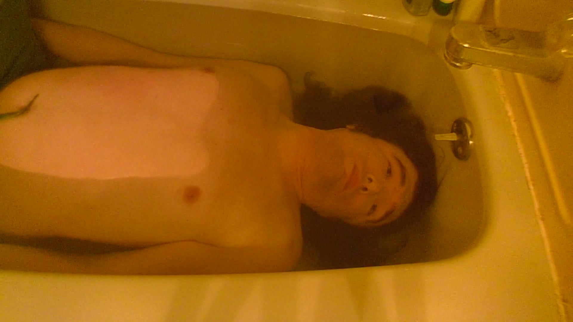 Submerging barefaced underwater in tub