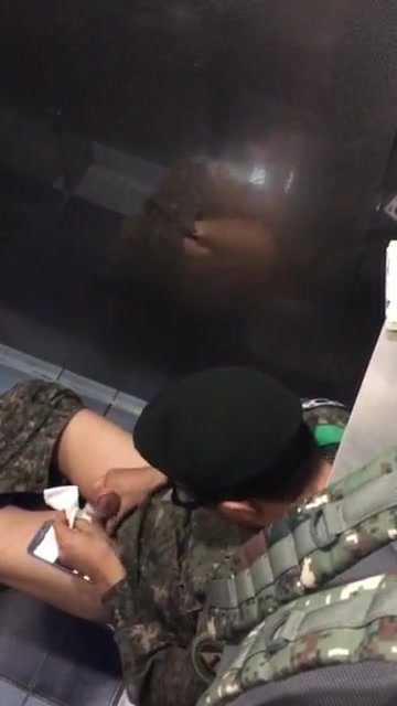 Korean Soldier JO in Toilet - video 4