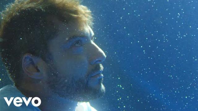 Spanish singer barefaced underwater in sea