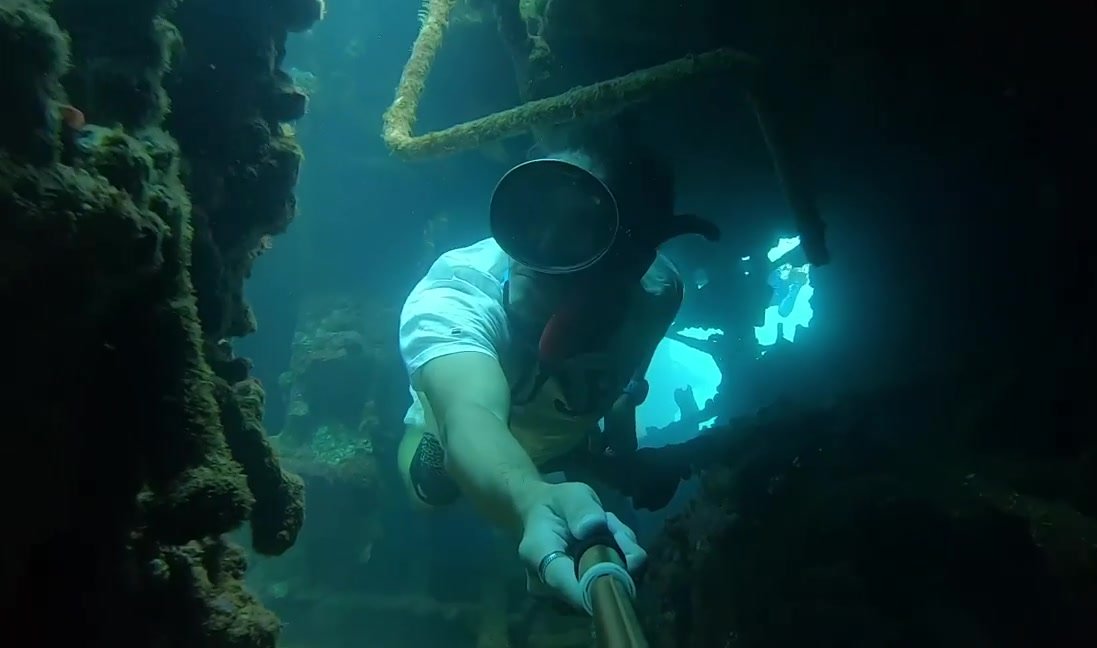 Underwater arab freediving in vintage mask