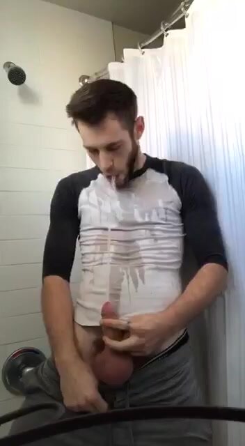 Sexy guy pissing - video 4