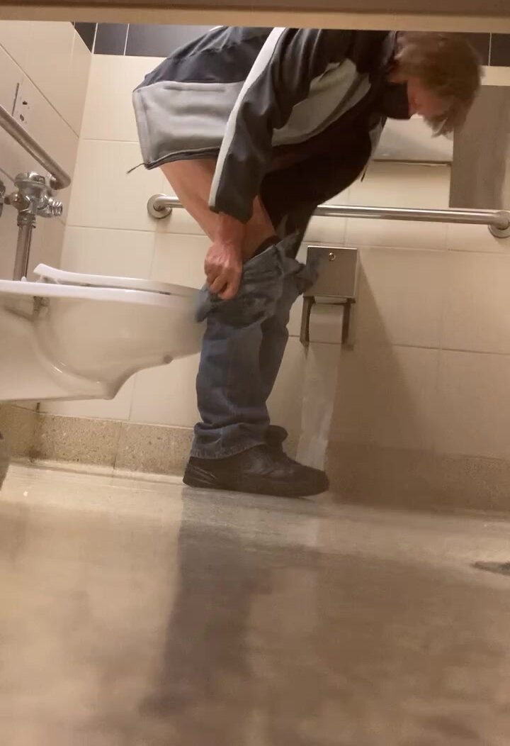 Airport traveler shits ( face and cock)