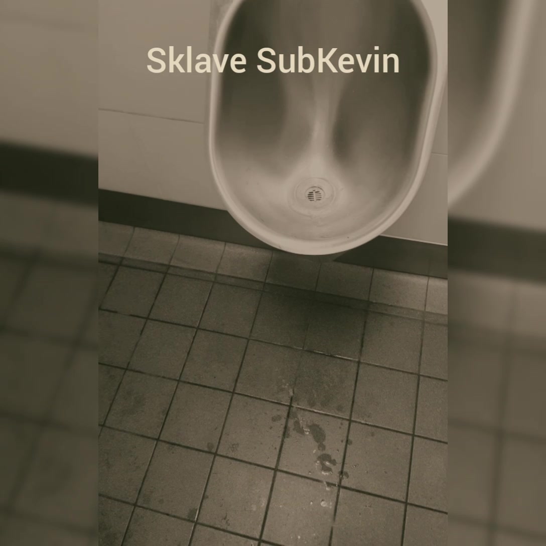 Sklave SubKevin Public Toilet Piss