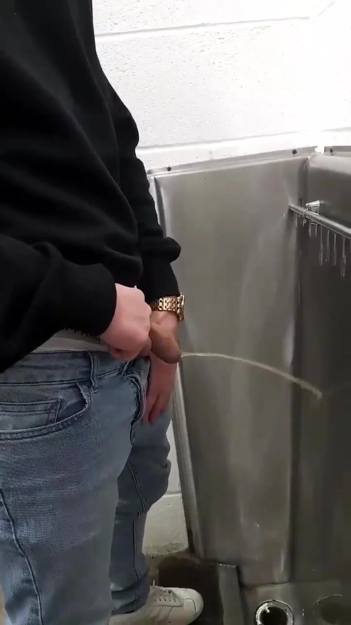 Hot boy pissing - video 3 - ThisVid.com