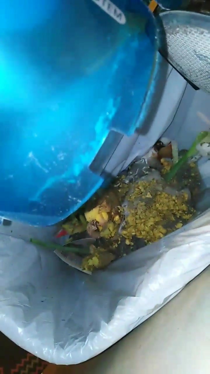 Dumping trash from vacuum canister