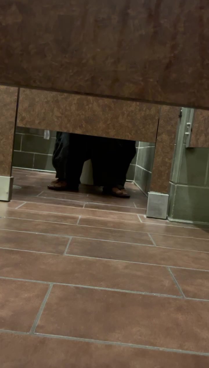Guy takes an audible poop at the mall