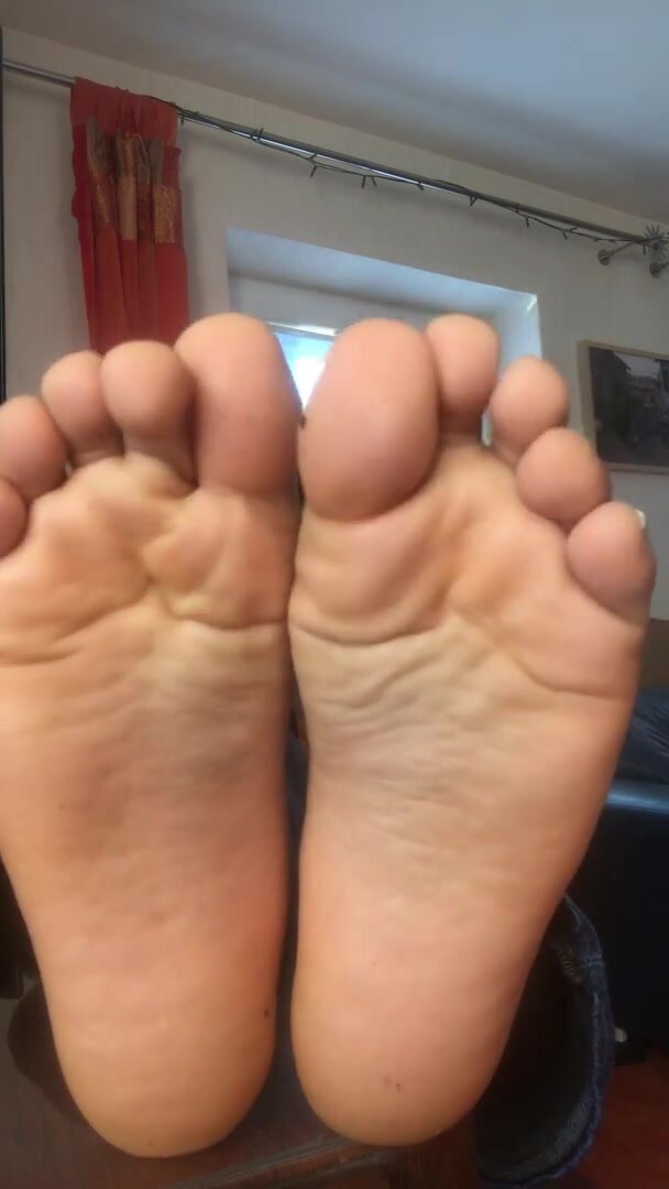 Twinks Sexy Bare Feet Up Close