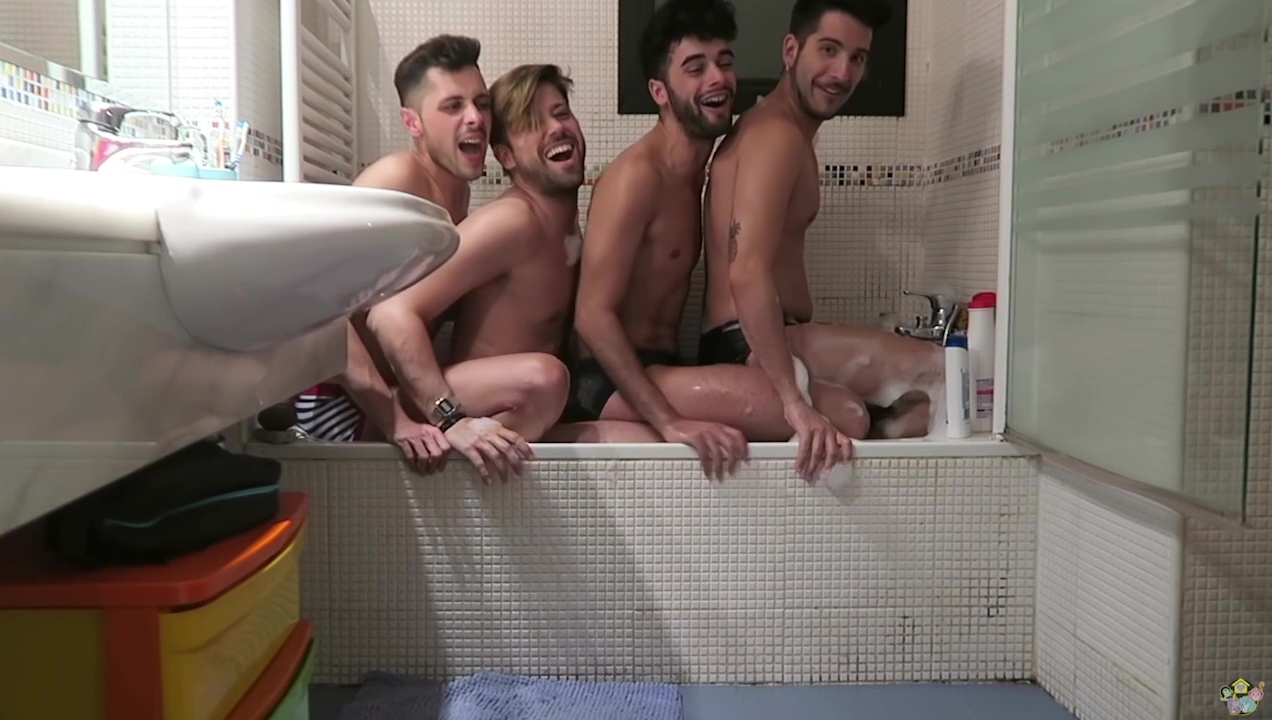 Youtubers: Spanish friends having fun in the bath