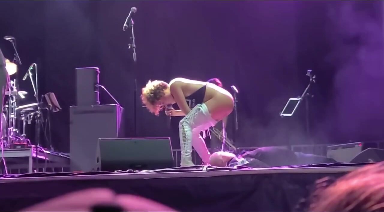 Sophia Urista Pissing on Stage (High Res)
