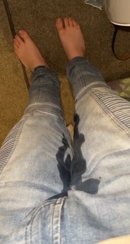 Desperate jeans piss