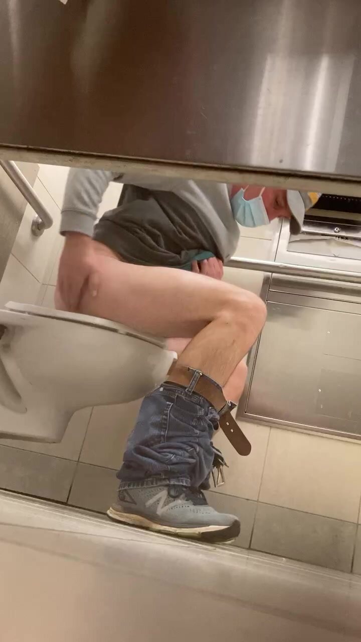 Cute fit guy takes a quick airport dump (face, cock)