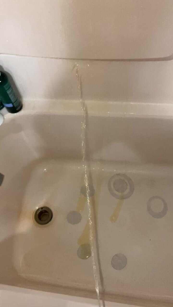 Pissing hard in tub