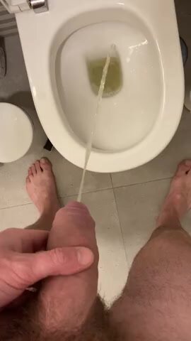 Big dick piss - video 5