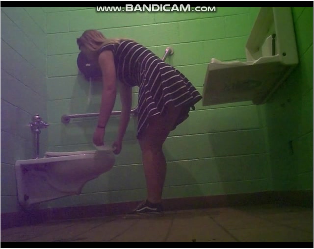 Girls pooping on the toliet - video 10