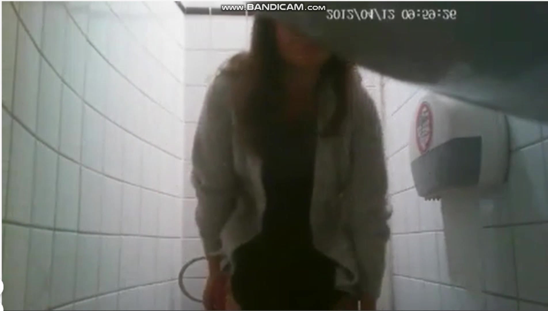 Girls pooping on the toliet - video 30