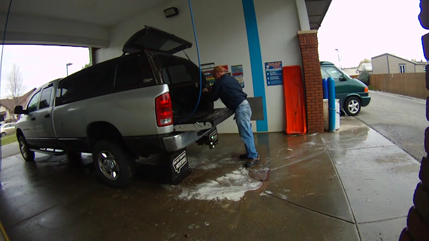 men piss while he wash his car