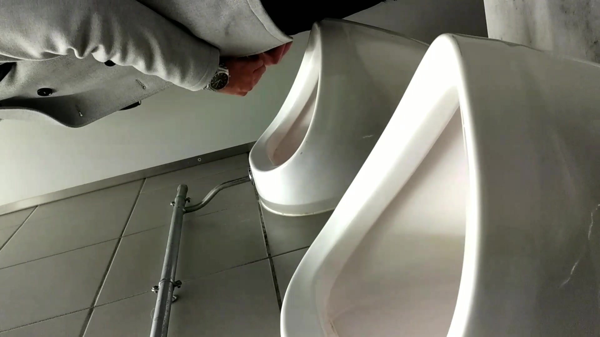 Spy man piss toilet - video 4