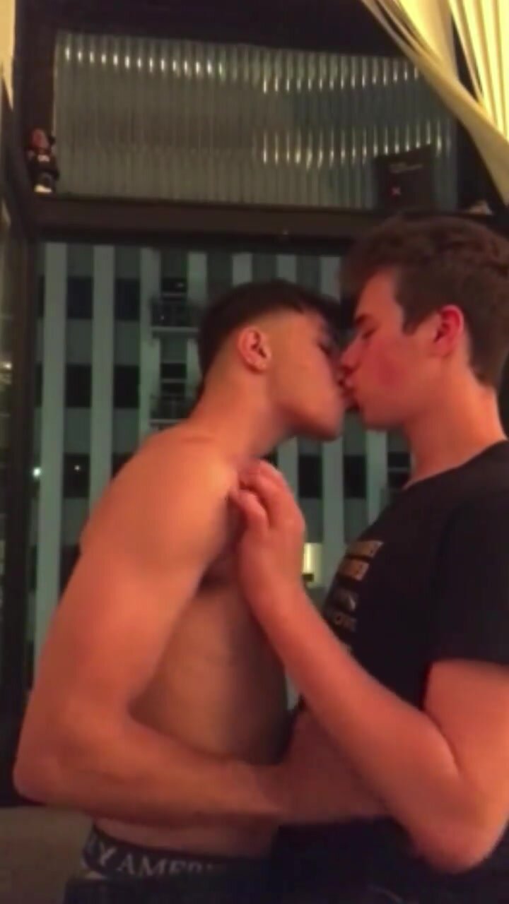 Gay kiss - video 2