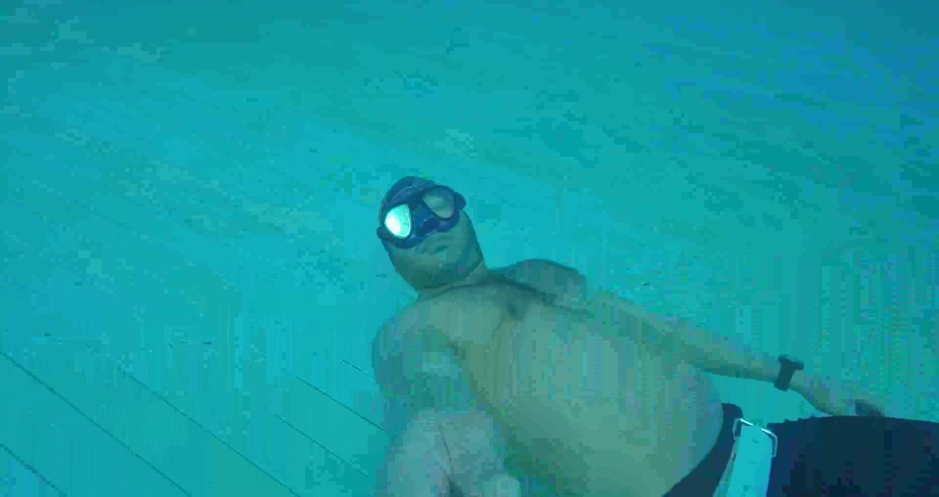 Kareem breatholding  underwater with grey swimcap
