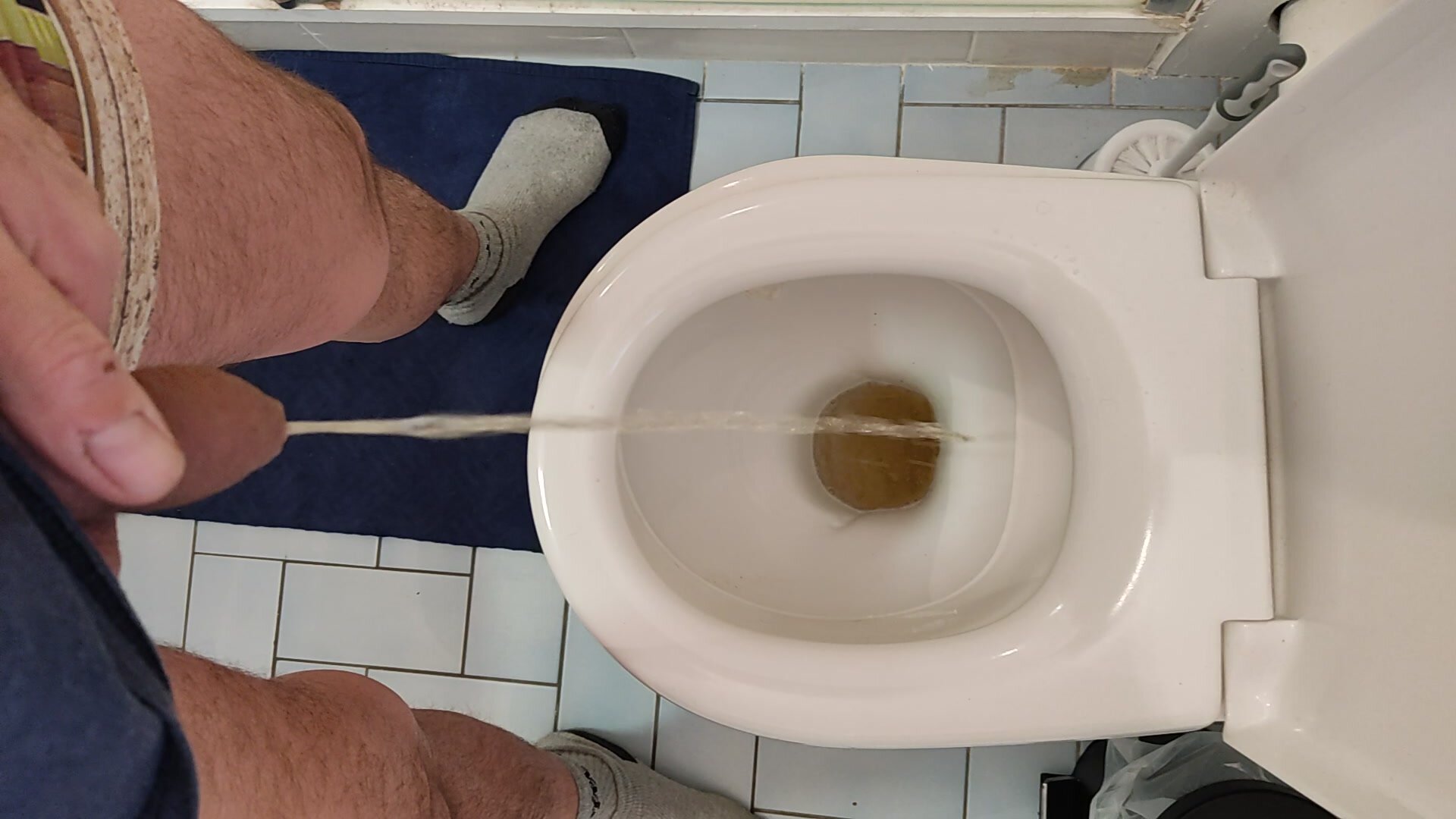 Pissing toilet - video 4