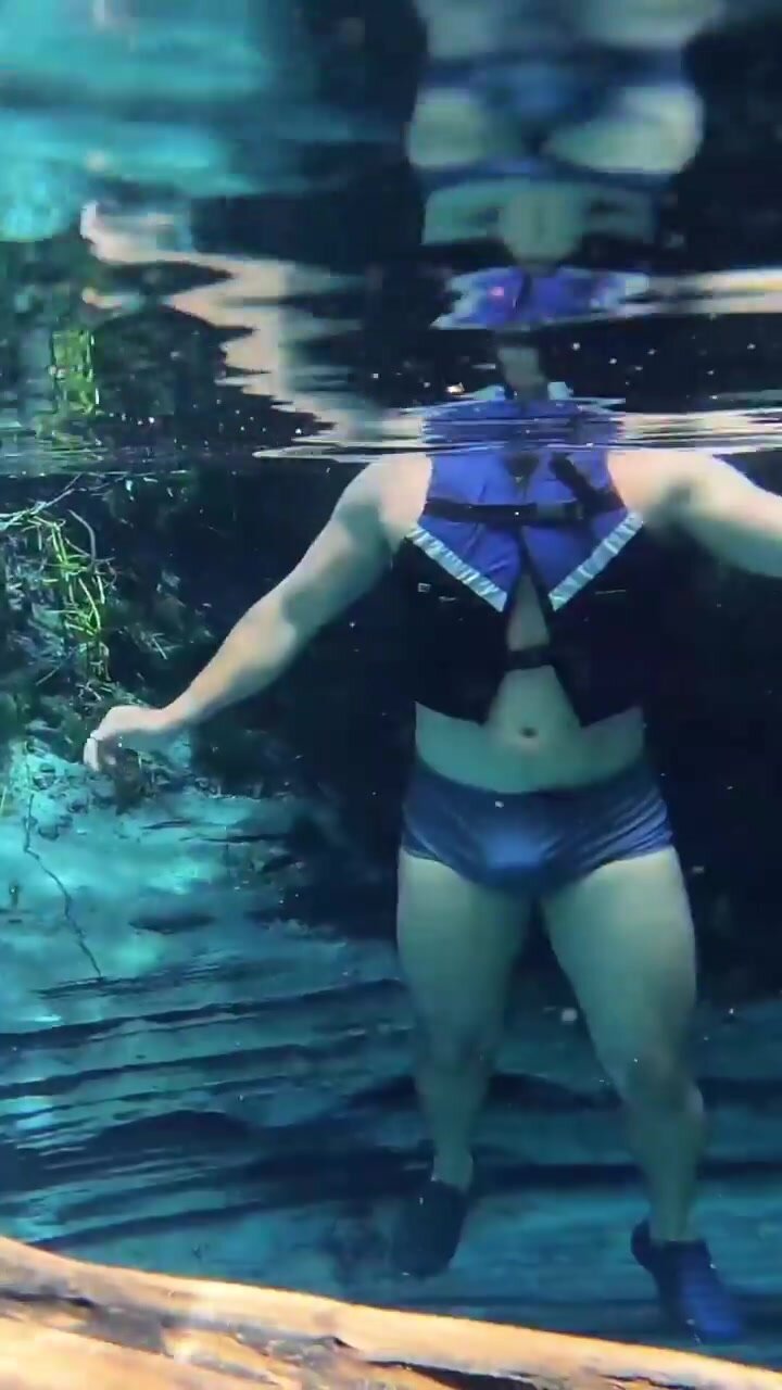 Brazilian hottie barefaced underwater in bulging speedo - video 4
