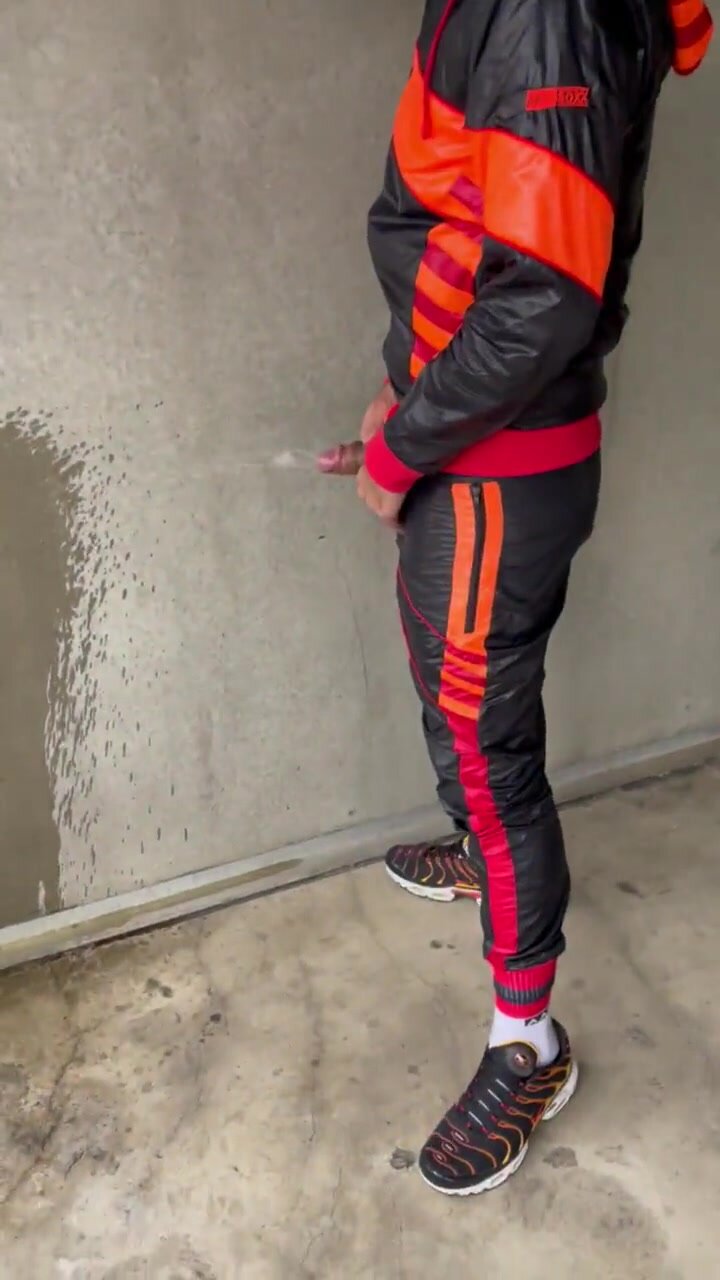 piss in wall