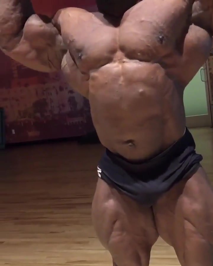 Bodybuilder pose muscle and outie