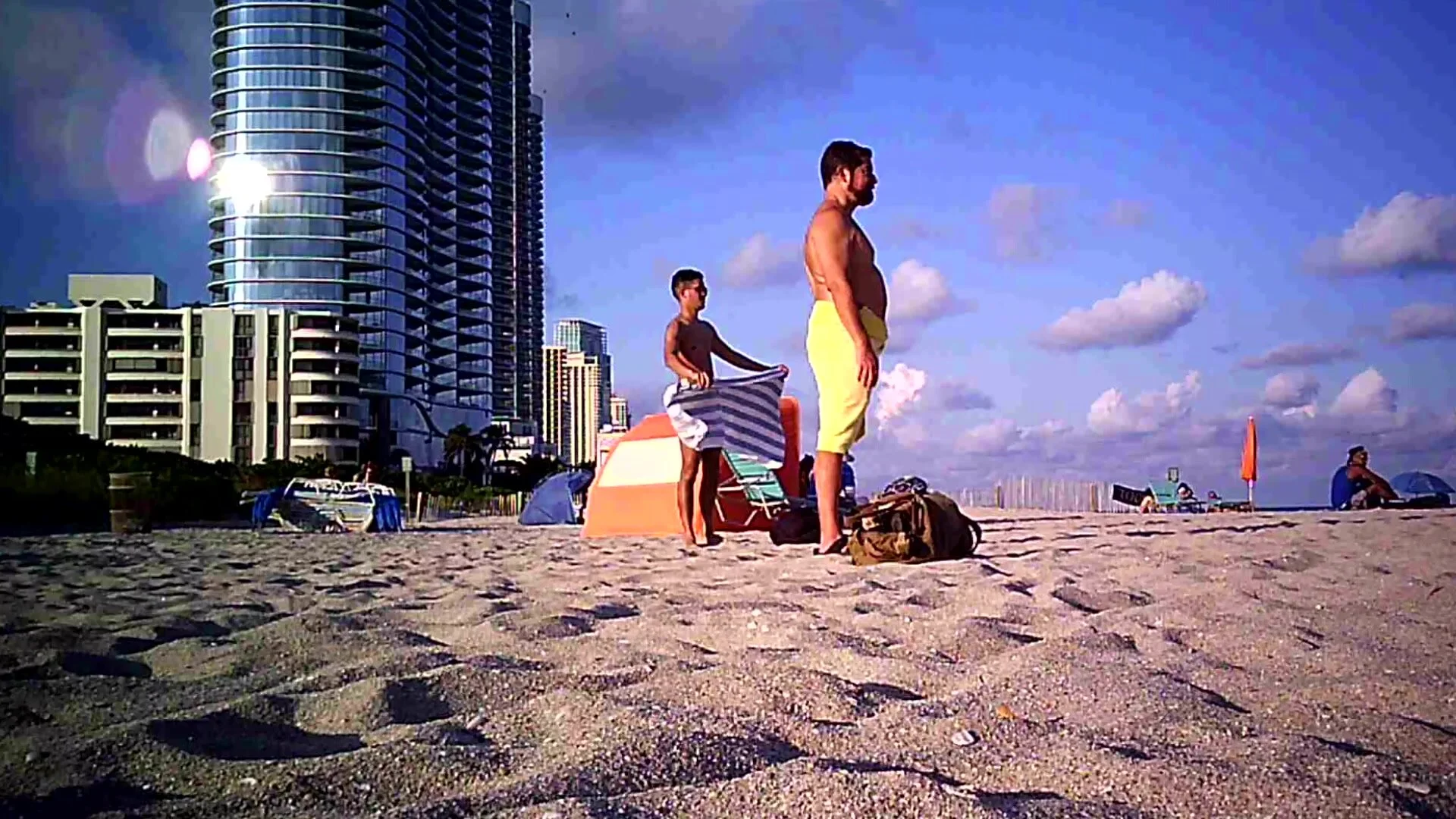 Video: Nude guy with a striped beach towel - ThisVid.com