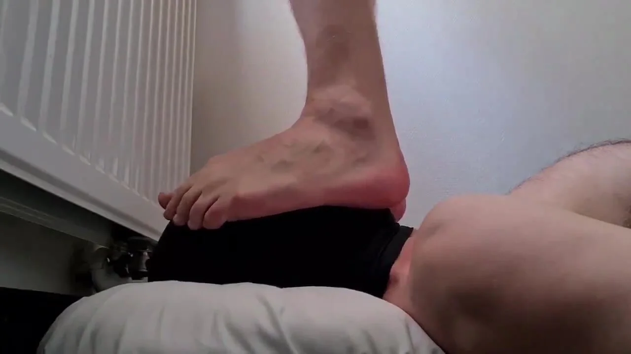 Barefoot face trampling - ThisVid.com