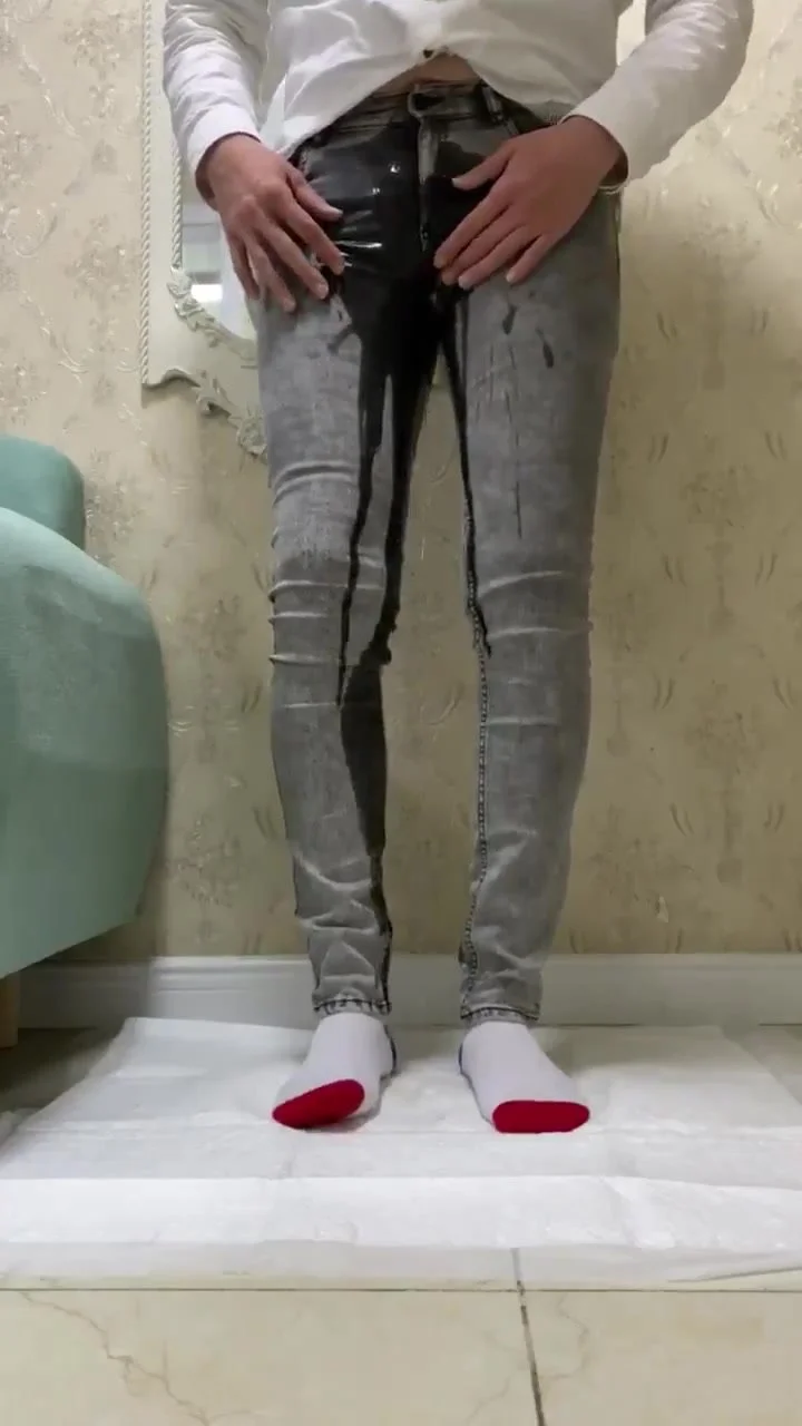 Guys In Skinny Jeans Porn - Male skinny jeans wetting in bedroom - ThisVid.com