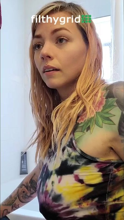 Sexy tattooed scat girl