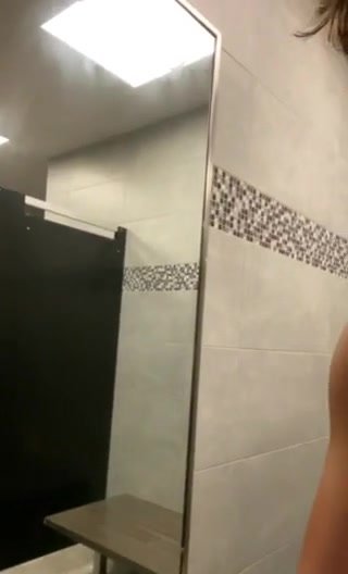 dude has risky wank in toilet