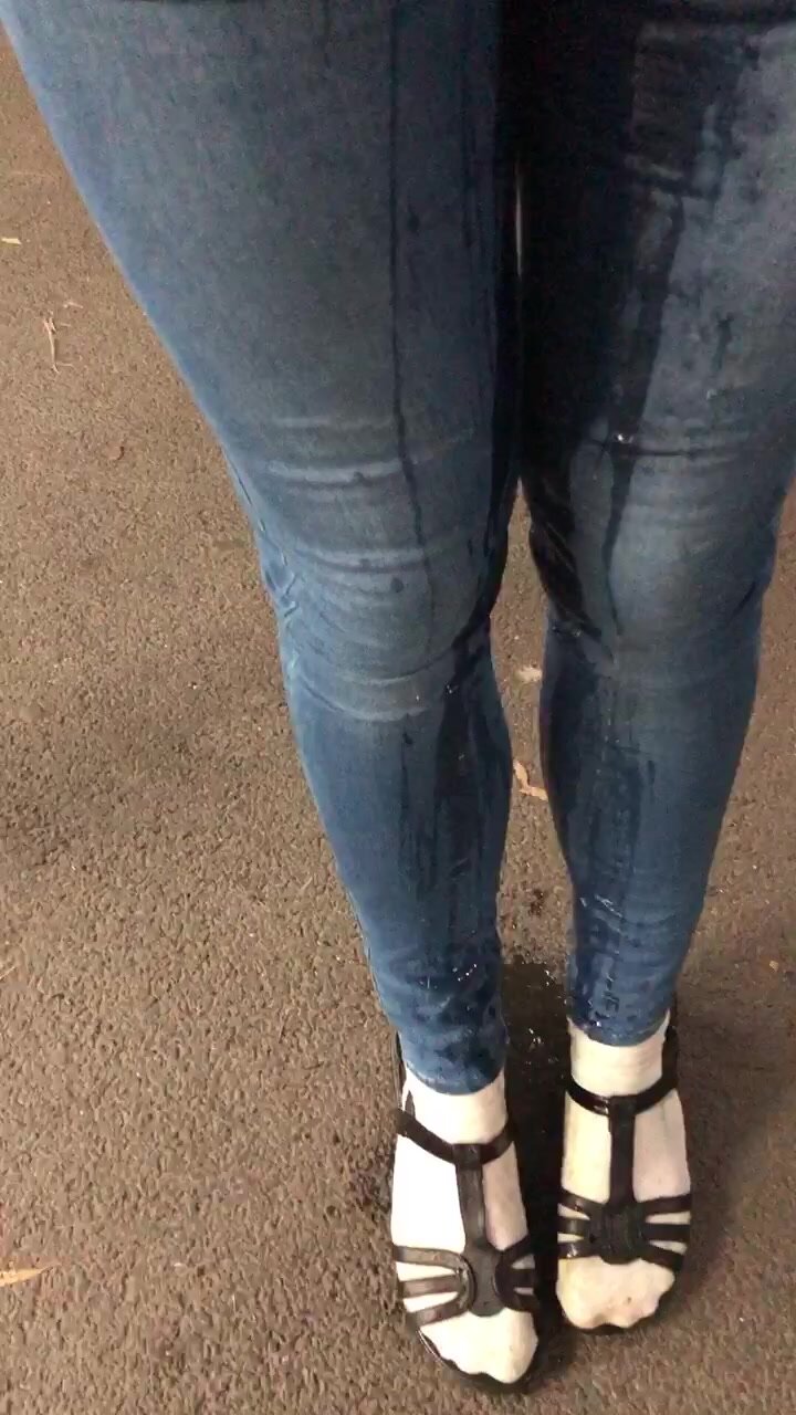 Crossdress public jeans wetting