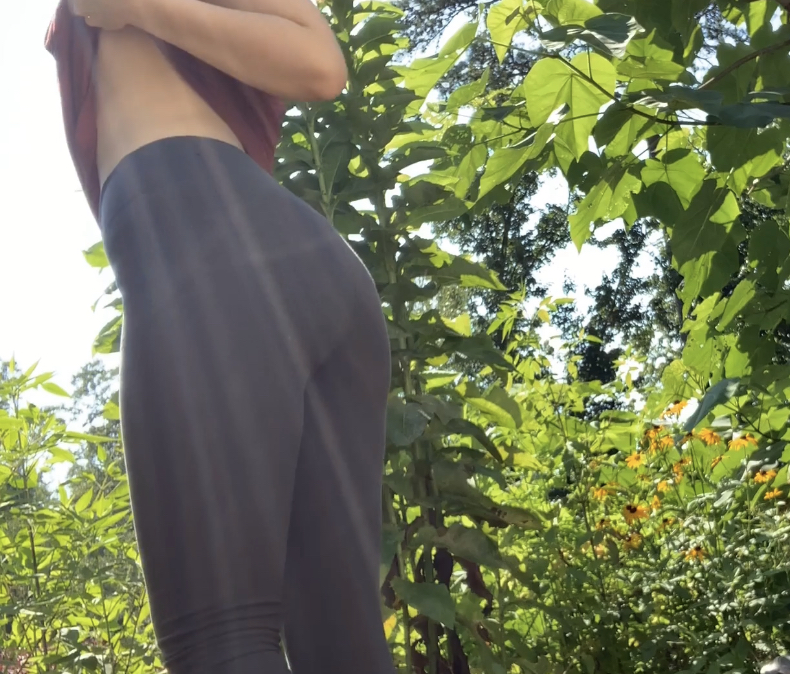 Girl pee leggings outdoor