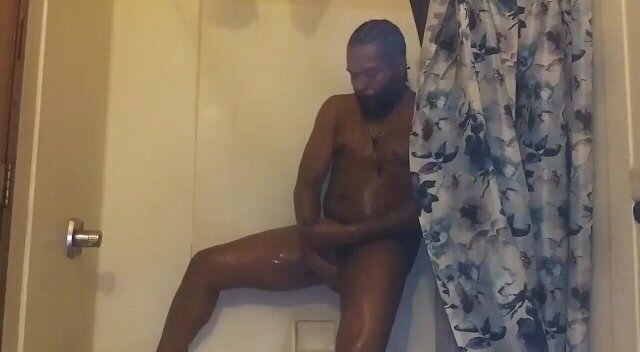 Thick Str8 Daddy In Shower On Cam