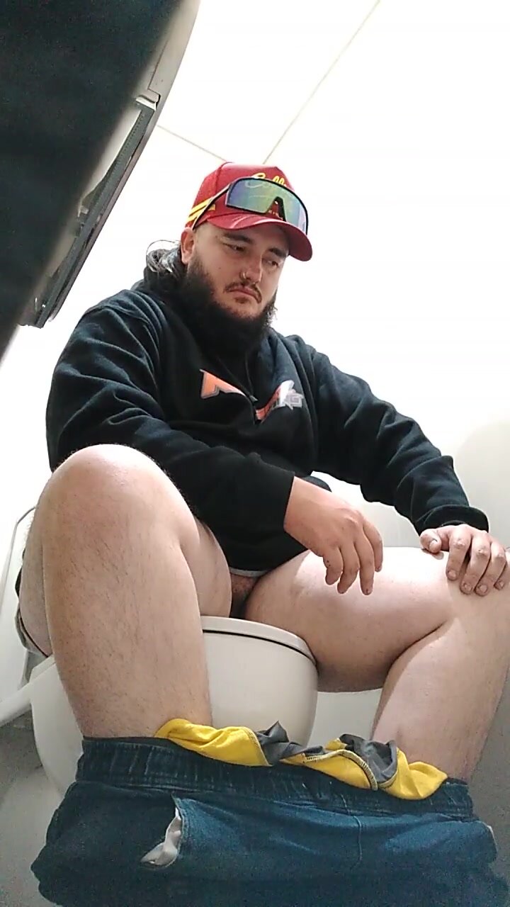 toilet bv 92- Chubby bearded guy