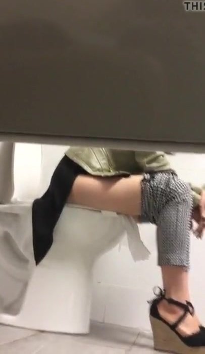 Pooping woman - video 2