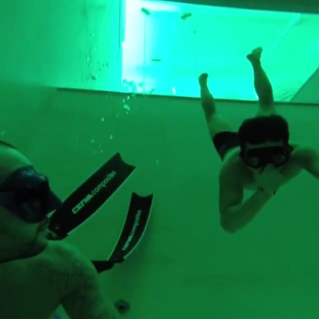 Speedo friends breatholding underwater