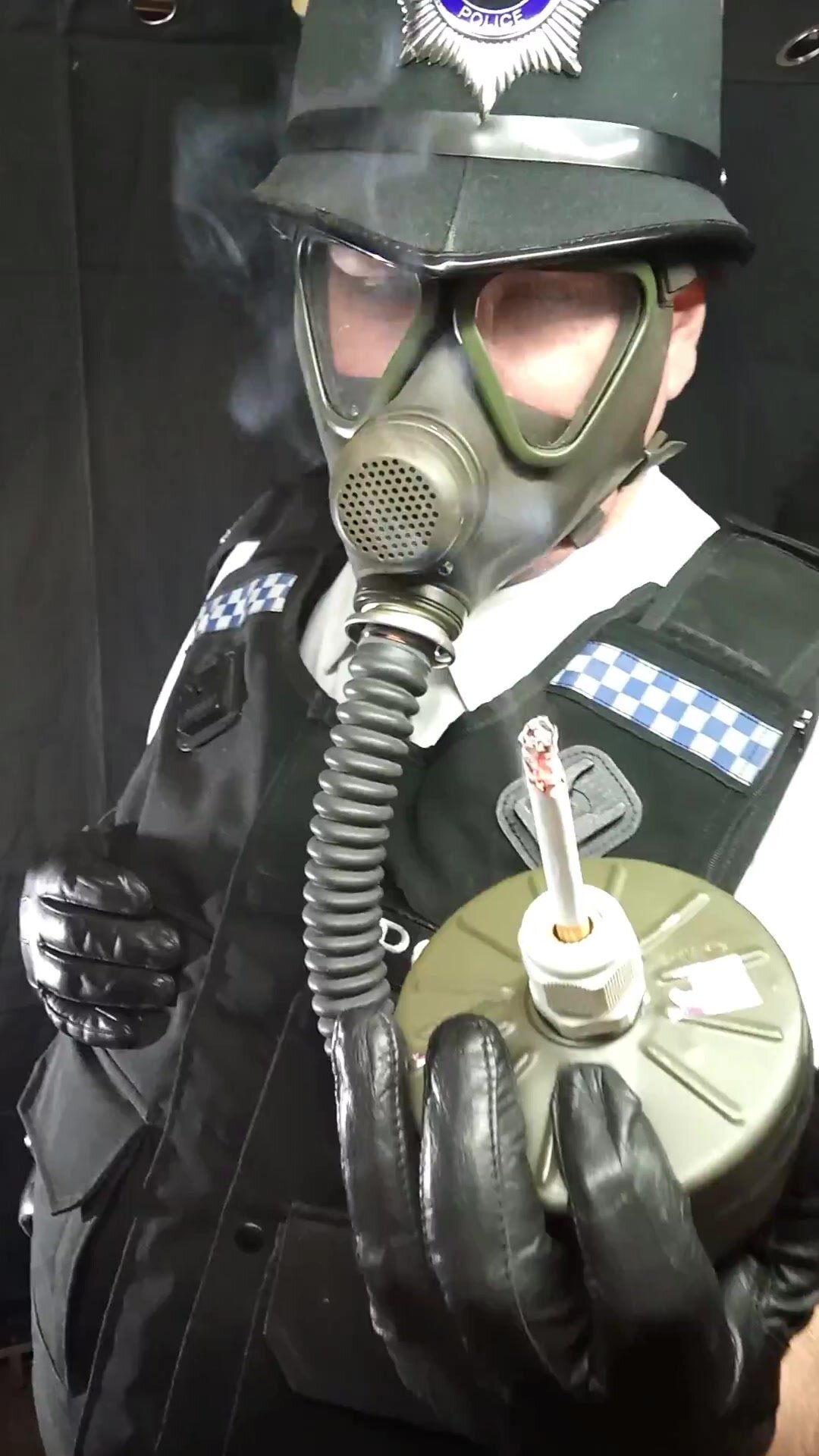 Lungfucking in gas mask