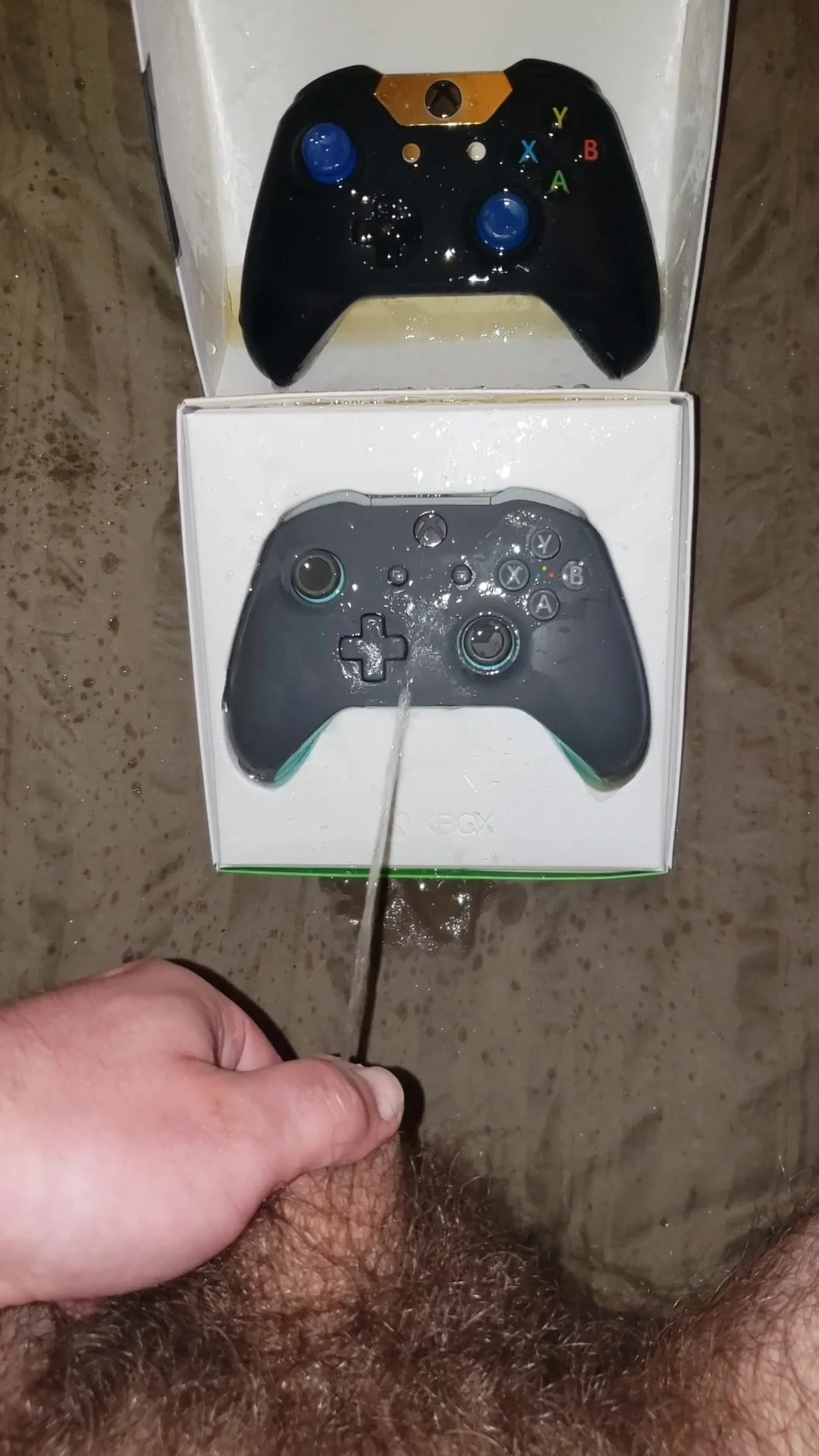 Piss on xbox controller - ThisVid.com