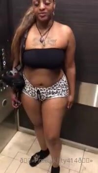 Ebony farting in public - video 2