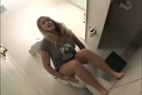 sexy girl toilet farts 05